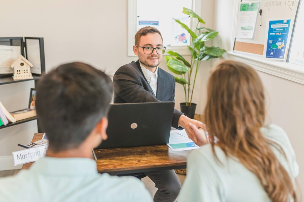 cliente fechando negocio com corretor