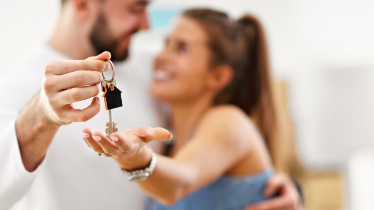 casal feliz com a oportunidade do Apartamentos à venda em Porto Alegre