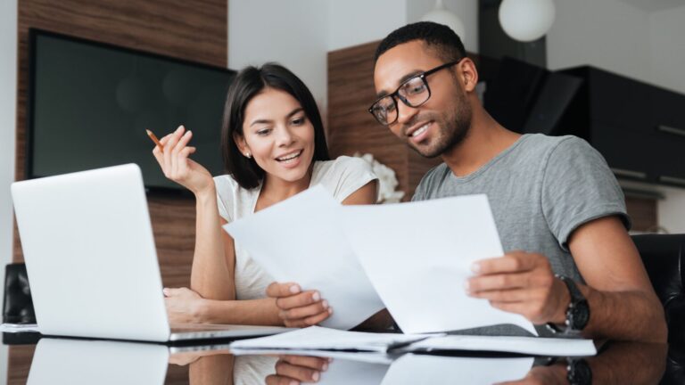casal analisando compra de imoveis