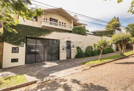 Casa com 640m², 4 quartos, 1 suíte, 6 vagas, no bairro Três Figueiras em Porto Alegre