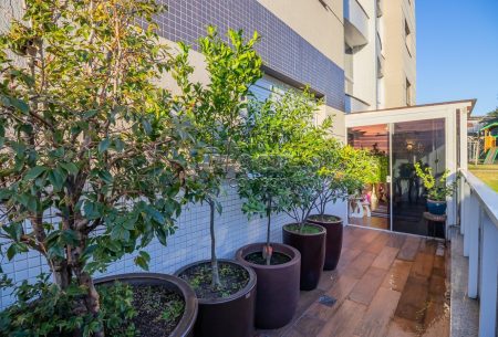 Apartamento Garden com 107m², 3 quartos, 1 suíte, 2 vagas, no bairro Chácara Das Pedras em Porto Alegre