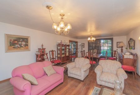 Casa com 530m², 4 quartos, 2 suítes, 5 vagas, no bairro Jardim Itu em Porto Alegre