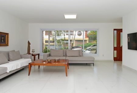 Casa com 178m², 3 quartos, 1 suíte, 3 vagas, no bairro Chácara das Pedras em Porto Alegre