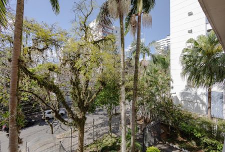 Apartamento com 138m², 3 quartos, 1 suíte, 2 vagas, no bairro Moinhos de Vento em Porto Alegre