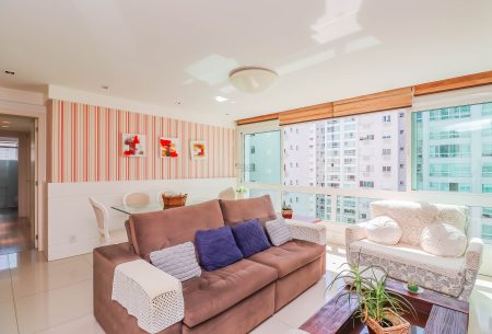 Apartamento com 106m², 3 quartos, 1 suíte, 2 vagas, no bairro Passo da Areia em Porto Alegre