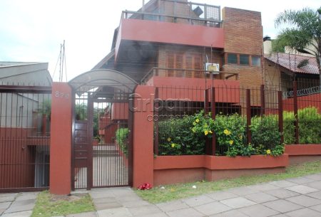 Casa em Condomínio com 379m², 4 quartos, 1 suíte, 2 vagas, no bairro Menino Deus em Porto Alegre