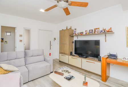 Casa com 375m², 5 quartos, 2 suítes, 4 vagas, no bairro Vila Ipiranga em Porto Alegre