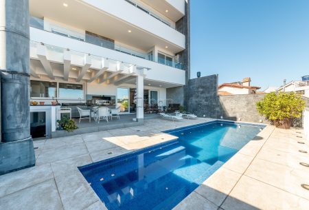Casa com 1000m², 5 quartos, 5 suítes, 9 vagas, no bairro Chácara Das Pedras em Porto Alegre
