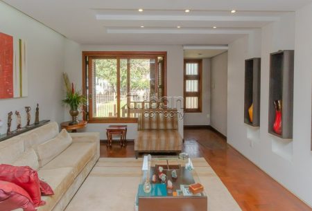 Casa com 256m², 4 quartos, 1 suíte, 3 vagas, no bairro Vila Ipiranga em Porto Alegre