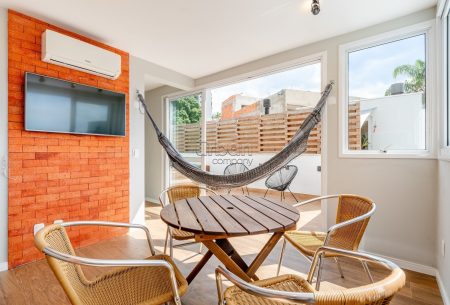 Casa em Condomínio com 143m², 3 quartos, 1 suíte, 2 vagas, no bairro Chácara Das Pedras em Porto Alegre