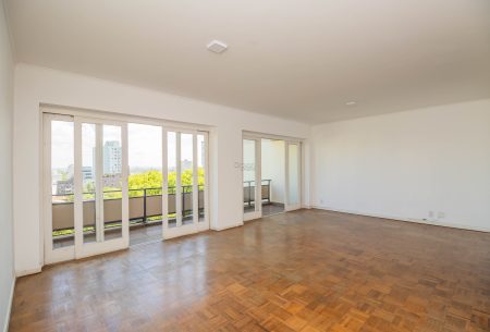 Apartamento com 166m², 3 quartos, 1 suíte, 2 vagas, no bairro Moinhos de Vento em Porto Alegre