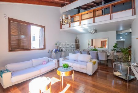 Casa com 350m², 4 quartos, 2 suítes, 4 vagas, no bairro Menino Deus em Porto Alegre