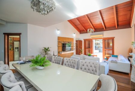 Casa com 350m², 4 quartos, 2 suítes, 4 vagas, no bairro Menino Deus em Porto Alegre