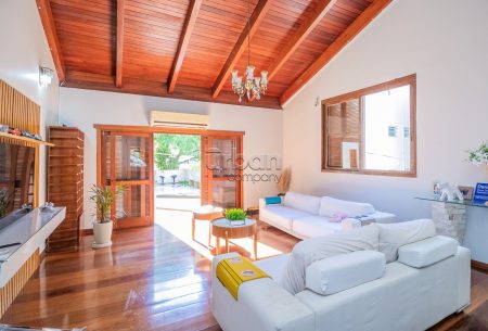 Casa com 350m², 4 quartos, 2 suítes, 4 vagas, no bairro Menino Deus em Porto Alegre