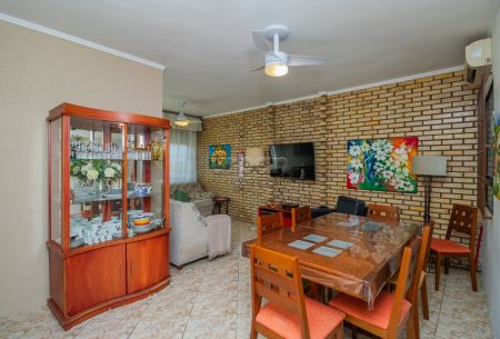 Casa com 153m², 4 quartos, 2 suítes, 3 vagas, no bairro Jardim Planalto em Porto Alegre