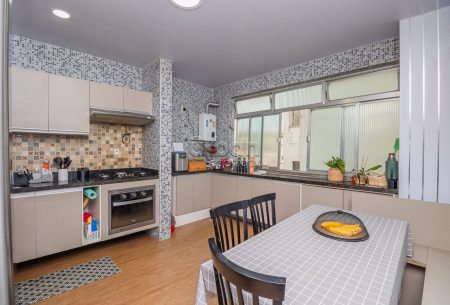 Cobertura com 232m², 3 quartos, 1 suíte, 2 vagas, no bairro Passo da Areia em Porto Alegre