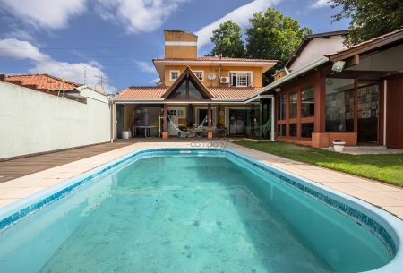 Casa com 246m², 3 quartos, 1 suíte, 3 vagas, no bairro Vila Ipiranga em Porto Alegre