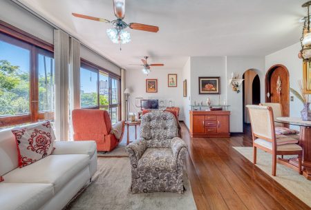 Apartamento com 134m², 3 quartos, 1 suíte, 2 vagas, no bairro Menino Deus em Porto Alegre