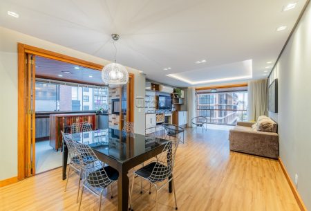 Apartamento com 265m², 3 quartos, 1 suíte, 2 vagas, no bairro Mont Serrat em Porto Alegre