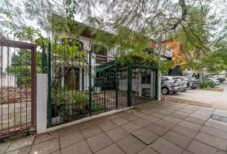 Casa com 400m², 4 quartos, 2 suítes, 2 vagas, no bairro Petropolis em Porto Alegre