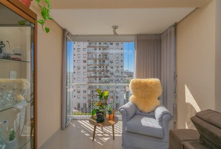 Apartamento com 72m², 2 quartos, 1 suíte, 1 vaga, no bairro Passo da Areia em Porto Alegre