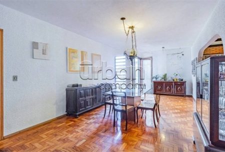Casa com 250m², 3 quartos, 1 suíte, 3 vagas, no bairro Três Figueiras em Porto Alegre