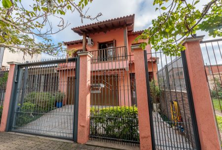 Casa com 146m², 3 quartos, 1 suíte, 2 vagas, no bairro Cristo Redentor em Porto Alegre
