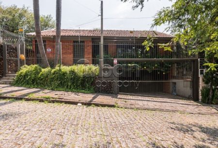 Casa com 250m², 3 quartos, 2 suítes, 4 vagas, no bairro Três Figueiras em Porto Alegre