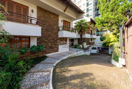 Casa em Condomínio com 271m², 3 quartos, 1 suíte, 3 vagas, no bairro Três Figueiras em Porto Alegre