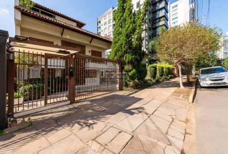Casa em Condomínio com 271m², 3 quartos, 1 suíte, 3 vagas, no bairro Três Figueiras em Porto Alegre