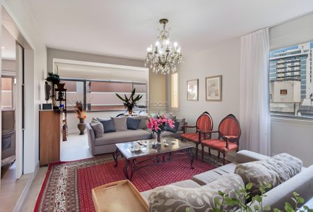 Apartamento com 209m², 3 quartos, 1 suíte, 2 vagas, no bairro Moinhos de Vento em Porto Alegre