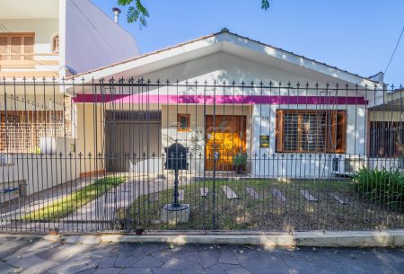 Casa com 211m², 3 quartos, 1 suíte, 2 vagas, no bairro Passo da Areia em Porto Alegre