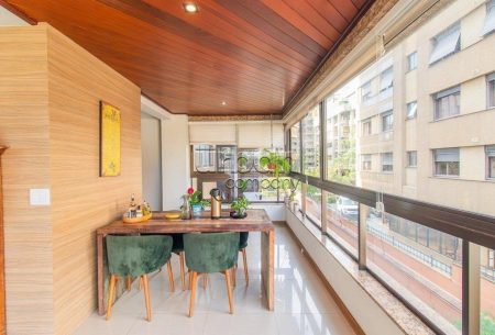 Apartamento com 240m², 3 quartos, 3 suítes, 2 vagas, no bairro Moinhos de Vento em Porto Alegre