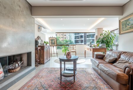 Apartamento com 199m², 4 quartos, 1 suíte, 2 vagas, no bairro Bela Vista em Porto Alegre