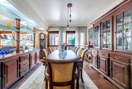 Apartamento com 209m², 4 quartos, 1 suíte, 2 vagas, no bairro Mont Serrat em Porto Alegre