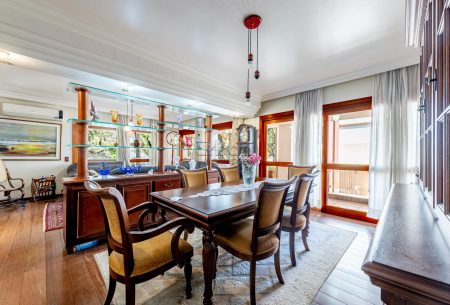 Apartamento com 209m², 4 quartos, 1 suíte, 2 vagas, no bairro Mont Serrat em Porto Alegre