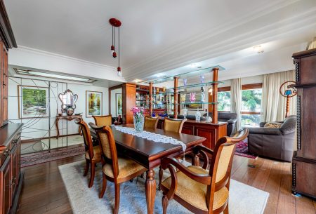 Apartamento com 209m², 4 quartos, 1 suíte, 2 vagas, no bairro Mont Serrat em Porto Alegre
