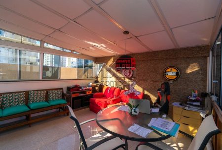 Cobertura com 196m², 4 quartos, 1 suíte, 2 vagas, no bairro Moinhos de Vento em Porto Alegre
