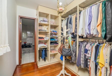 Casa com 344m², 4 quartos, 1 suíte, 5 vagas, no bairro Cristo Redentor em Porto Alegre