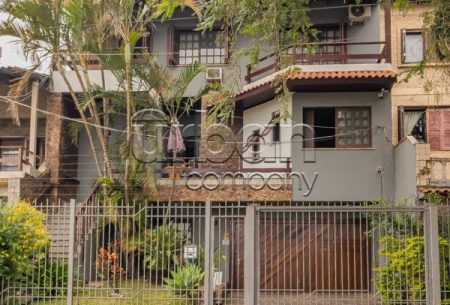 Casa com 344m², 4 quartos, 1 suíte, 5 vagas, no bairro Cristo Redentor em Porto Alegre