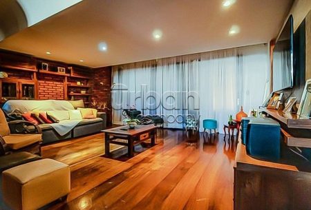 Casa com 400m², 4 quartos, 1 suíte, 4 vagas, no bairro Três Figueiras em Porto Alegre