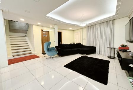 Casa com 326m², 4 quartos, 1 suíte, 2 vagas, no bairro Moinhos de Vento em Canoas
