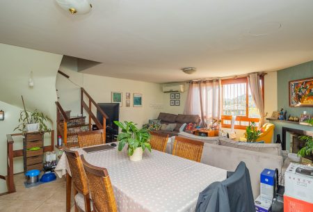Casa com 159m², 4 quartos, 1 suíte, 2 vagas, no bairro Chácara das Pedras em Porto Alegre