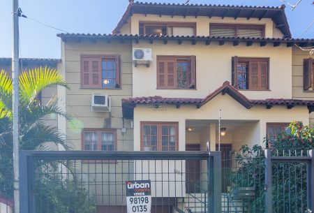 Casa com 159m², 4 quartos, 1 suíte, 2 vagas, no bairro Chácara das Pedras em Porto Alegre