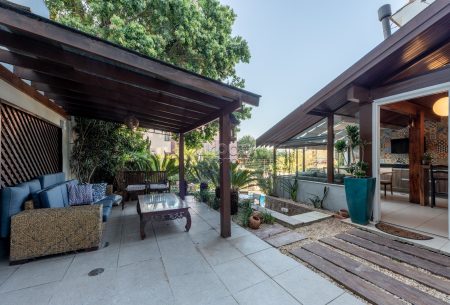 Casa com 282m², 3 quartos, 1 suíte, 3 vagas, no bairro Chácara das Pedras em Porto Alegre