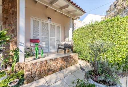 Casa com 320m², 4 quartos, 3 vagas, no bairro Jardim Planalto em Porto Alegre