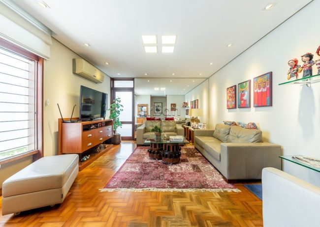 Casa com 200m², 3 quartos, 1 suíte, 4 vagas, no bairro Jardim Botânico em Porto Alegre
