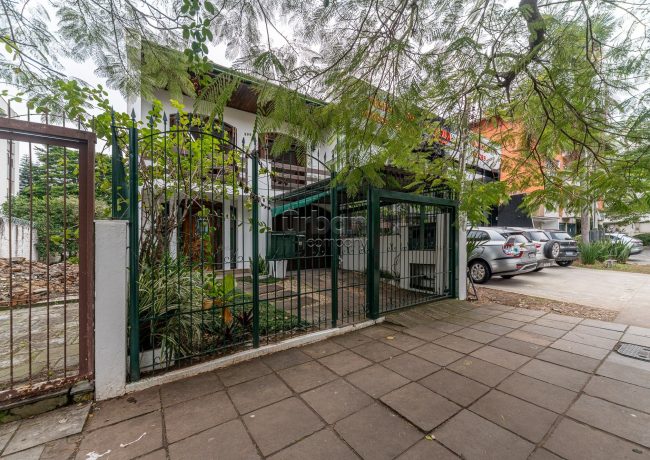 Casa com 400m², 4 quartos, 2 suítes, 2 vagas, no bairro Petropolis em Porto Alegre