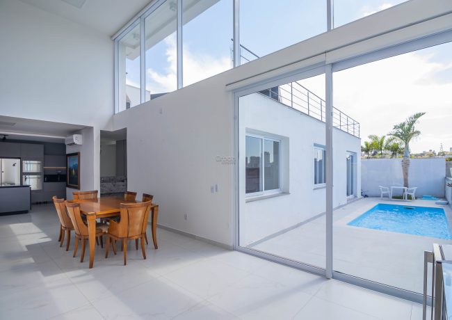 Casa com 178m², 3 quartos, 1 suíte, 3 vagas, no bairro Chácara das Pedras em Porto Alegre