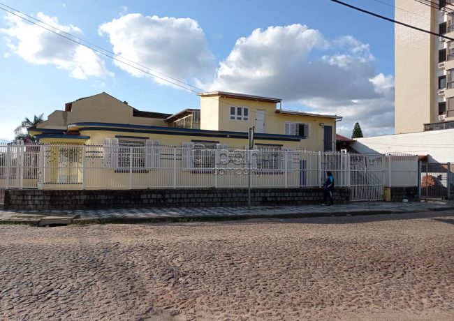 Casa com 138m², 4 quartos, 4 vagas, no bairro Passo da Areia em Porto Alegre